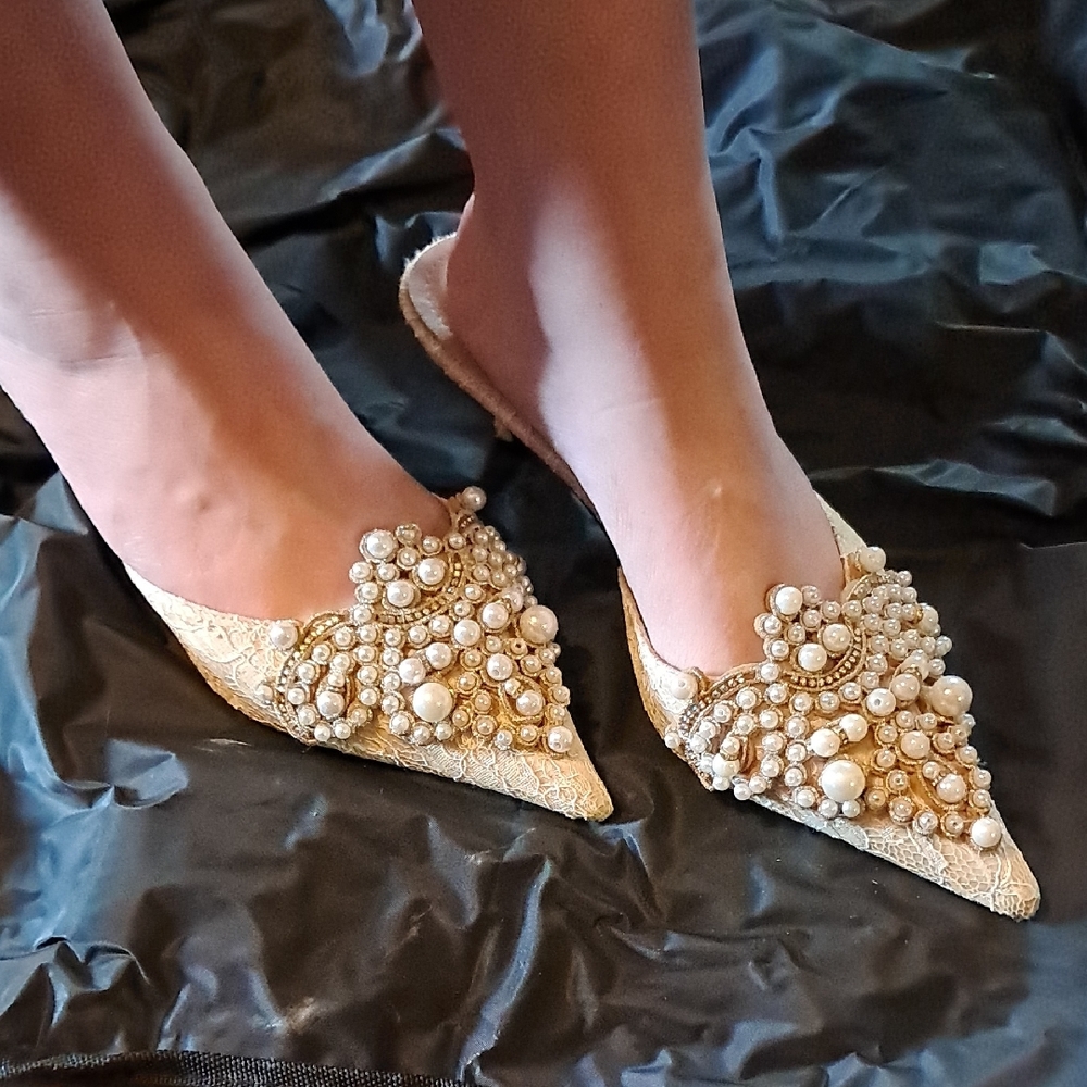 Elegant Gold and pearl Embellished Women's pointed pumps